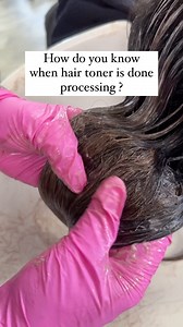 This is how I know Hair Toner is done processing 🫣 But before I share my tips, save this post for the next time you have hair toner anxiety 👇🏽 1. Watch for the color to reach the desired tone. For cool-toned blondes, for example, the hair should start to lose its yellow or brassy hues and shift toward the cool shade you’re aiming for. 2. Gently wipe off a small section of toner to check the color. This quick test can give you a snapshot of how the toner is progressing without fully rinsing it