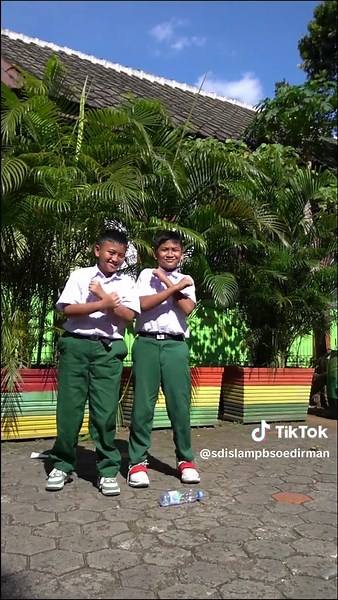 Kebersihan sebagian dari iman. Salah satu mencintai lingkungan tempat tiggalmu adalah dengan menbuang sampah pada tempatnya, Jangan kotori Bumi ! #adiwiyatanasional #adiwiyata #sd