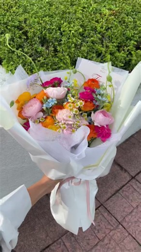 will never get bored of this colour combo 🤍⺌🎀 ⊹ ꕤ #freshflowers #flowerbouquet #freshflowerskl #flowermarketkl #flowerbarkl #freshflowersampang #bridalbouquet #pastelbouquet #whimsicalbouquet #fyp #graduationbouquet