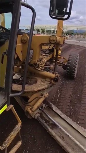This is how a motor grader works