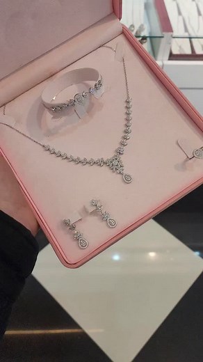 7.1K views · 258 reactions | "Découvrez l'éclat pur de notre parure Luxury en argent rhodié. ✨ #ÉléganceÉtincelante #StyleLuxueux #CharmeAbsolu" | Laroche Bijoux | Facebook