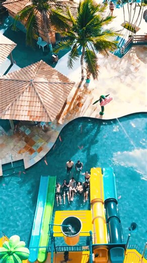 Pousada Lagoa Azul on Instagram: "Aqui a diversão não tira folga! 🚀☀️ Hoje, 25 de dezembro, estamos ABERTOS 🏊‍♀️💦 E no dia 1º de janeiro também! 🎆🥂 Porque na Pousada Lagoa Azul, o compromisso é com a sua diversão — todos os dias, das 10h às 17h ☀️🌊 Piscinas pra relaxar, brincar, curtir em família ou com os amigos… Aqui o feriado é do jeito que tem que ser: com água, sol e alegria 😎💙 Vem passar o Natal, o Réveillon e todos os dias com a gente. 📍 Pousada Lagoa Azul — diversão garantida In