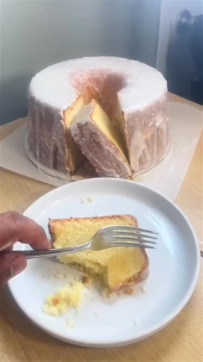 Grab the recipe to this poundcake & 50 other poundcake recipes here: https://jaffrywardjr.gumroad.com/ Lemon Sour Cream Mile High Poundcake – this one’s for the lemon lovers! 🍋💛 Sky-high, rich, and exploding with citrus flavor, this cake is everything. Made with 4 sticks of butter, sour cream for moisture, and fresh lemon juice—it’s bold, buttery, and irresistibly moist. 💛 Here’s what makes it special: ✔️ 4 cups sugar, 4 sticks butter ✔️ 8 large eggs ✔️ 1 cup sour cream ✔️ 2 tbsp lemon extrac