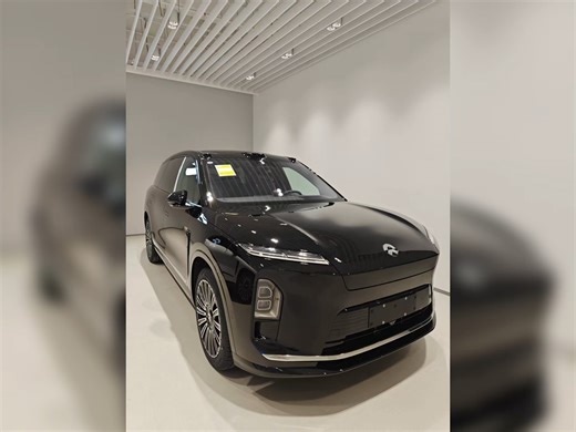 新款 ES8 提回家一段时间了，简单说下感受：空间是真的大，六个人坐满也不挤，第三排不是摆设；#蔚来#蔚来ES8