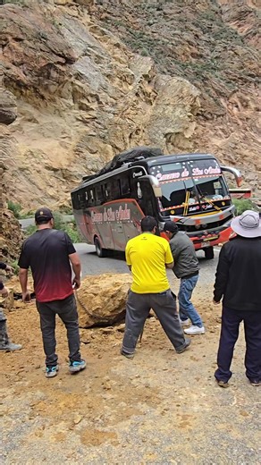 Por las rutas del Perú profundo: Huacaybamba que enamora 🌄 Entre las dificultades, , así se recorre las rutas de nuestro querido Huacaybamba. Las rutas donde cada momento se vuelve historia y la esencia del Perú profundo. Quienes han recorrido estos caminos saben que cada tramo guarda recuerdos, costumbres y la calidez de su gente. ¿Tú también has pasado por estas rutas? Te leemos en los comentarios 👇 📱 951889450 #Huacaybamba #SoloAmoresCanchabamba #PerúProfundo 🌄