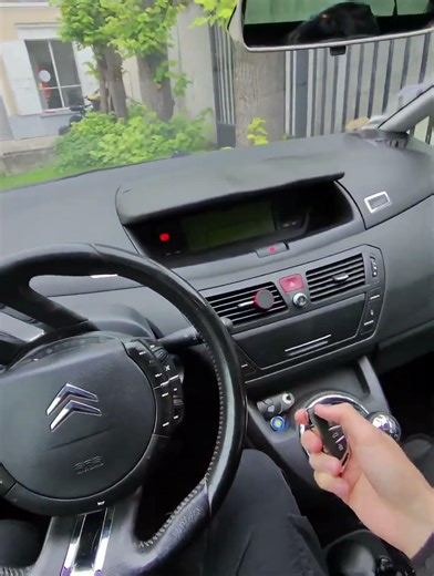 Clé de voiture automobile en double prête