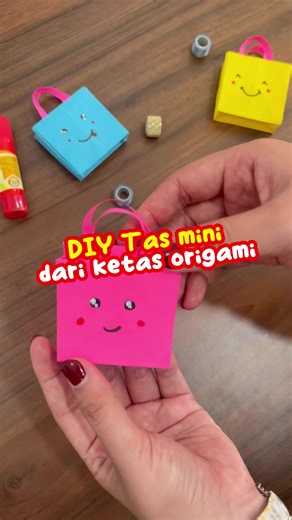 DIY Tas mini dari Origami ✨ Wah Lucu dan imut - imut banget ya tas mini nya, gimana ya cara buat nya 🧐 tentunya mudah dan bahannya gak susah lho sahabat, cuss buruan buat dirumah ☺ #diy #kertas #origamichallenge #tasmini #seputarkotametro #kreatif #mpone #alattulis #sekolah