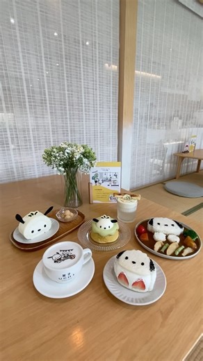【☕️屋子 x Pochacco 期間限定店🖤🤍登場】 出道35週年嘅Pochacco🖤🤍去咗屋子同大家見面！期間限定店有多款主題料理，每款都睇得又食得🤤店內有唔少Pochacco嘅蹤跡🐾包括Pochacco設計師簽名板✍🏻等住你發掘同打卡！參加埋打卡活動📸就可以獲得限定Postcard一張🤩購買Pochacco限定menu滿指定金額，仲可以獲得遊戲卡一張，幫Pochacco尋回生活小確幸❤️快啲約埋朋友，同Pochacco一齊享受Cafe嘅休閑時光🌿 📅活動日期：即日起至5月15日 📍屋子丨Uchi 將軍澳唐俊街23號 澳南海岸地下G16號 📍屋子咖啡丨Uchi Coffee 大圍積信街49號 地下P號 @uchicoffee_hk #SanrioHK #Sanriocharacters #NakayokuSanrioHK #Sanrio產品目錄 #屋子​ #uchi #uchicoffee #HK ——————————————————— 2024 Sanrio character ranking​🏆正式開始🎊 想支持心愛角色❤️為佢打打氣💪🏻就即c