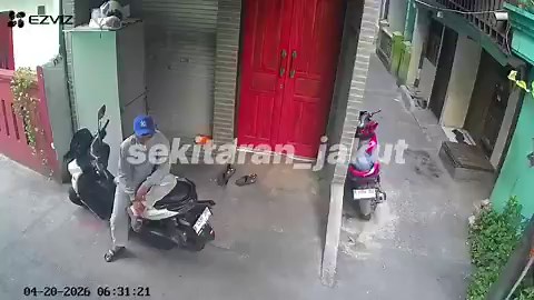 Komplotan Curanmor Gasak Motor Keyles Dalam 2 Menit Di Tanjung Priok ‼Aksi pencurian kendaraan bermotor (curanmor) kembali terjadi di wilayah Jakarta Utara. Kali ini, komplotan pelaku berhasil menggondol sepeda motor keyles dalam waktu singkat di kawasan Tanjung Priok.Peristiwa tersebut terekam kamera pengawas (CCTV) di Jalan Warakas 1 Gang 20 RT 013/014, Kelurahan Warakas, Kecamatan Tanjung Priok, pada Senin (20/4/2026) sekitar pukul 06.30 WIB.Dalam rekaman terlihat empat pelaku datang berbonce
