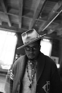 クリス・デイヴ&ザ・ドラムヘッズ（Chris Dave & The Drumhedz）の来日が待ちきれない!　世界最高峰ドラマーによるBillboard Live公演の観どころをご紹介 | Mikiki by TOWER RECORDS