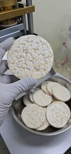 Puffed rice cake processors SYP8502 from Shinyoung Mechanics puffed cake #food #ricecakes #bread