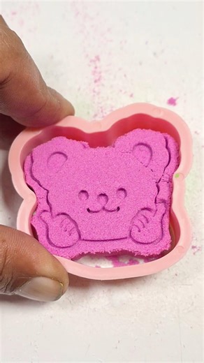 So relaxing to watch this cute bear ASMR 50 #asmr #satisfying #oddlysatisfying #kineticsand #shorts