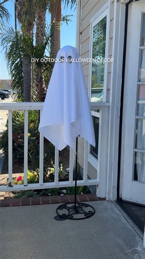 DIY Porch Ghost with a Shepherd's Hook | Easy Outdoor Halloween Decor