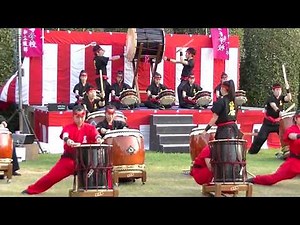 必由館高校和太鼓部演奏