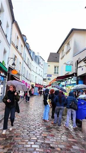 Exploring the Unique Vibe of Walking in Paris