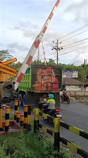 Busy Crossing, Extreme Tension | Perlintasan Ramai, Ketegangan Maximal