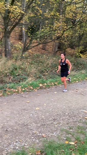 How do we use hills in the program? Within most people’s training we cover a hill session every 14 days but this depends on the stage of the block and what the athlete needs. When I look at someone’s physical characteristics and their response to training we can tweak different styles of a hill session to build up their weaknesses. A.) Some people need to work on their raw power = 6-10 x 8-20s near max effort off long recovery with moderate gradient. B.) Others lack speed endurance and an under 