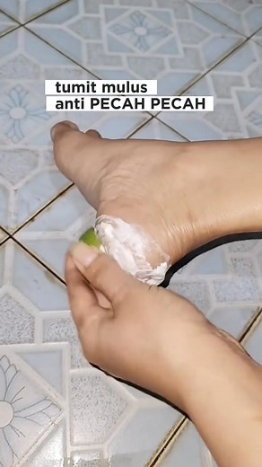 123K views · 10K reactions | Tumit mulus anti pecah pecah hanya dengan bahan sepele ini #tipcantik #tutorial #lifehack | Ahzalea Syahida | Facebook