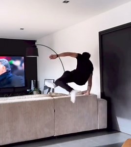 5.6M views · 12K reactions | Chères dames ce soir c'est le retour de la UEFA Champions League ⚠️Zéro distraction svp  ❌️On ne veut rien on veut juste regarder nos matchs 藍藍藍 ⛔️Loin de nous toute tentative de déstabilisation | Ericsson LE GUIDE SHOW | Facebook