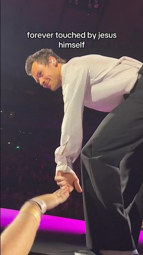 Harry Styles TOUCHES a FAN on stage