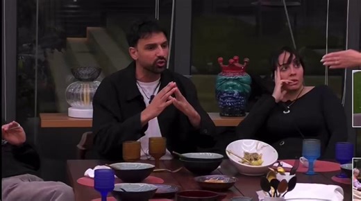 Come farsi schifare da quasi tutti(solo le 2 ancelle sono rimaste) in meno di 48 ore! •cappottino di fine anno di Todaro •volpe che serve tutto•Antonellina sta con il pilota automatico Sa che vergogna prova Sofia Loren😎#gfvip #antonellaelia #antonellaElia