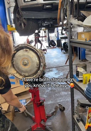 102 pounds vs. 250 pounds of transmission. Heavy is an understatement. 🥵 #fyp #tiktok #mechanic #transmission #heavy