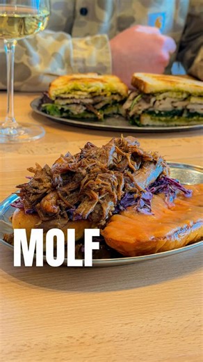 Zilele trecute ne-am făcut drum prin zăpadă şi am ajuns la Molf, unde am încercat din nou sandvişurile delicioase pregătite de Cristina Mălai şi echipa ei. #calatoriisifarfurii #undemancaminbucuresti #bucharestfood | Calatorii si Farfurii