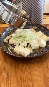 鱈と豆腐の蒸し物 ①スチーマーにクッキングシートを敷いて 鱈、豆腐を入れて蒸す 蒸し上がったらお皿に盛り、白髪ネギをたっぷりのせる ②小ソースパンで、エサンテオイルと胡麻油を 煙が出るくらいカンカンに熱する 鱈と豆腐の上からジュジュっとかける 仕上げに白だしを2廻しかけたら完成 #鱈と豆腐の蒸し物 #エサンテ4to1脂肪酸バランスオイル #エサンテごま油 #12ヶ月の食卓白だし | Keiko Kawabata