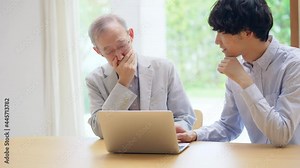 シニアパソコン教室 パソコンの使い方を教わる高齢者男性