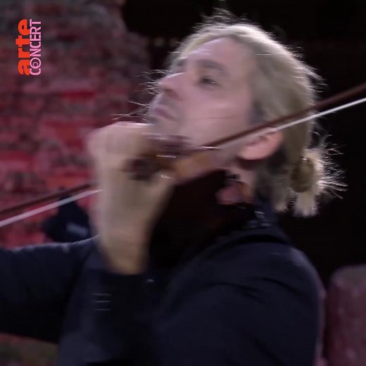 🎻El popular violinista David Garrett dio un concierto inolvidable en el antiguo teatro de Taormina, en Sicilia. ¡Puedes verlo al completo aquí! 👇 | Arte