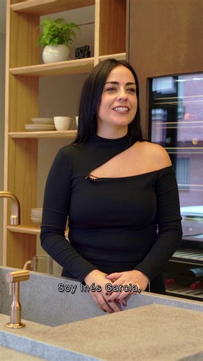 Conoce a Inés García, una de nuestra diseñadora de interiores especializada en cocinas a medida Cuando visitas nuestro showroom, no solo encuentras cocinas. Encuentras a alguien que realmente escucha. Dedicamos tiempo a conocerte: cómo cocinas, qué te gusta preparar, cuántas personas viven en casa, tus rutinas diarias. Porque cada familia es diferente y tu cocina debe adaptarse a ti, no al revés. Lo que hace especial a Inés es esa conexión genuina con cada cliente. Entiende que estás invirtiendo