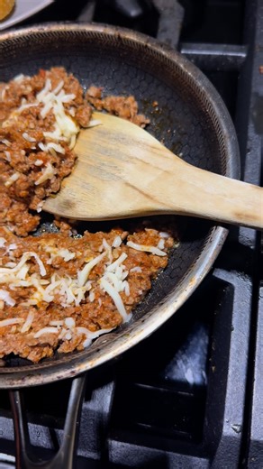 Post workout meat sauce sandwich. I crushed this 93/7 lean ground beef sandwich after 12 sets of back, 10 sets of chest and some sandbag carries. Bodyweight is now 220-225. Eating 4-6 x per day super low fat, high protein. Carbs 4-600. I eat like that 4-5x per week and the other days I do the sugar diet. | Mark Bell