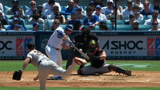 Max Muncy laces an RBI double to right field | 07/24/2022