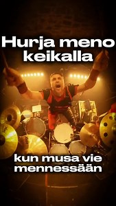 Hurja meno rumpujen takana! Kuten kuuluu ollakin🥁 Muistaakseni kerran viime syksynä kun tein tän saman, kaadoin vahingossa rumpupenkkini kumoon takanani. Teknikko Viljami ehti silloin pelastaa henkeni, ja nostaa tuolin ennen kuin pyllähdin perseelleni lattialle😂 Silloin olisi ehkä pari nuottia jäänyt välistä! Onneksi vältin pahat tilanteet tällä kertaa.🤙 Maukasta viikon alkua kaikille teille! | Roope Nieminen