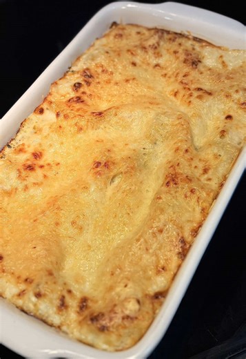 LASAGNES SAUMON ÉPINARDS 🤤🤤🤤 Recette : * Faites fondre une noisette de beurre avec un filet d’huile à l’ail ou d’huile d’olive * Dans ce mélange beurre et huile, faites saisir vos pavés de saumon (sans la peau), 2min par face puis, débarrassez en conservant les sucs cuisson. * Dans la même casserole, faites revenir durant 2min, deux oignons finement hachés. * Rajoutez vos pavés de saumon, que vous allez ensuite émietter à l’aide d’une fourchette. * Une fois le saumon bien émietté, rajoutez 30