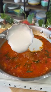 🍕Pizza Idli Shakshuka , my new favorite way to use idli batter. 📋 490 Calories 20 g Protein & 8.5 g Fiber ✅ 20 minute recipe ✅ Low fat & very filling 1 small onion 3 to 4 cloves of garlic 3 tomatoes 1 tsp butter Salt, pepper, chilli flakes, oregano 1 tsp Kashmiri chilli powder 4 to 4 laddles of Idli batter Some basil leaves 30 to 40 g mixed cheese 🌟 Vishesh Tippani - once you add idli batter to the pan, cover and cook on low flame - After adding cheese only cook until the cheese melts #IdliPi