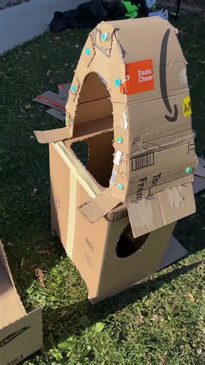 How to make a DIY transforming plane costume with Makedo! ✈️ Part 1