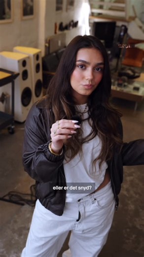 UNLIMITED® on Instagram: "De seneste uger har UNLIMITED afsløret, at det danske musikselskab Stellar Music står bag det svenske stor‑hit ‘Jeg vet, du är inte min’. Sangen er skabt med AI og har dermed ingen rigtige musikere bag sig. Noget, der har fået både fans og musikbranchen til at løfte øjenbrynene. Det blev opdaget af svenske journalister, som har tjekket, hvem der står registreret som skabere i STIM (den svenske version af KODA), og det viser sig, at Stellar Music (altså udelukkende ansat