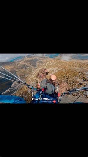 Jamie Lee - Speedflyer on Instagram: "Some flappy dog ears for your festive season 🎄 Helium sounding voice sponsored by my pup 🐶 Why do we speak in such tones to dogs & babies 😝 Koda’s been up and down quite a few mountains this summer - he brings another level of joy to the wanderings, and has told me firmly he wishes to fly down and not walk by sitting on my feet as I’m up setting up 😛 He’s ever curious in flight soaking in the views and trying to spot and movin