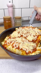 Hagamos unos canelones de la forma más fácil, como siempre ! Para estos canelones vas a necesitar: 📌para la masa de los panqueques: - 2 huevos - 1 taza de leche - 5 cdas. De harina común 📌Relleno: 2 cebollas- medio Morron - ajo -pollo /carne - ricota- jamon 📌Salsa : 1 cebolla- tomate triturado -ajo y condimentos( pimentón, orégano y sal) . #canelones #recetasfaciles #panqueques | La pasamos comiendo