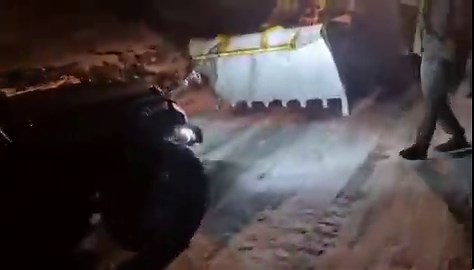 Amid heavy snowfall at Sela Pass, 42 Border Roads Task Force (BRTF) under Project Vartak@BRO rescued stranded tourists, ensuring safe evacuation, warm meals & shelter. ❄️🇮🇳#BROIndia @BROindia #SelaPass