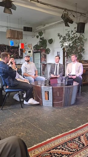 Der Youtuber B-LASH startet ein neues Format, das viel versprechend ist. In der ersten Ausgabe diskutieren Mitglieder der BSW Jugend mit Mitgliedern der GD, der Jugend der AfD. #debattenkultur #dialog #meinungsfreiheit #blash
