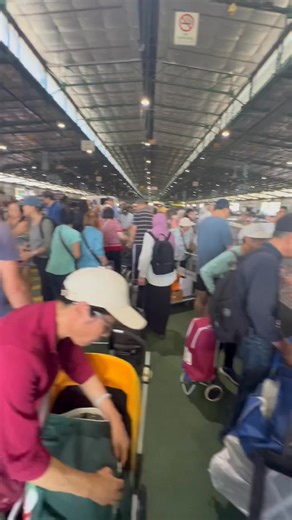 Paddy’s Markets Flemington • Paddy’s Markets Flemington is the larger, produce-focused location of Paddy’s Markets. It specialises in fresh fruit & vegetables, flowers, and more — and on weekends also offers general goods, secondhand items and a wide variety of market-style stalls (homewares, clothes, gifts, etc.). • It’s part of Sydney Markets — the main wholesale/retail markets complex serving much of greater Sydney. Friday 10:00 AM – 4:30 PM (Fresh Food / “Foodie Friday”) Saturday 6:00 AM (ve