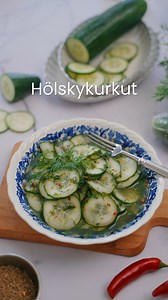 Kaupallinen yhteistyö: Andelslaget Närpes Grönsaker - Osuuskunta Närpiön Vihannes 🥒🍅🫑 Hölskykurkut, mummonkurkut tai tilli-kurkut - rakkaalla lapsella on monta nimeä! Tässä tulee todellinen kesäpöydän klassikko, joko olet testannut? Hölskykurkut 🥒 * 1 (noin 300 g) Närpiön Vihannes kurkku * 1 rku tilliä * 1 tl aniksensiemeniä (tai korianterin-, kuminan- tai fenkolinsiemeniä) * 2 rkl sokeria * ½ tl suolaa * 3 rkl väkiviinaetikkaa * ½ Närpiön Vihannes punainen chili 1. Viipaloi kurkku ja hienon