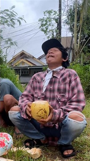 Coconut drinking tutorial