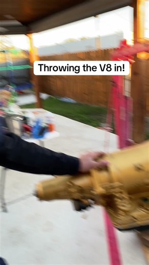 Finally threw in the 5.3 motor into the project truck, whos been here since building the motor ? 👀 #truckbuilds #trokas #trokasperronas #chevy #chevytrucks #projecttruck #foru #foryoupage❤️❤️