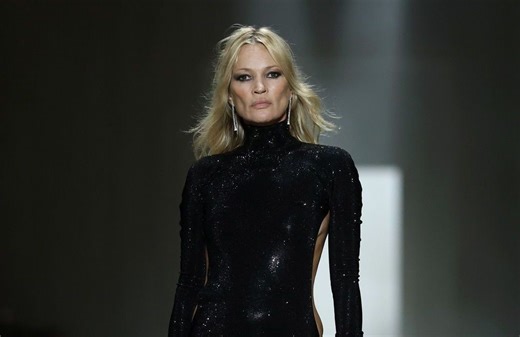 Décolleté dorsal vertigineux et string apparent : Kate Moss fait sensation sur le podium de Gucci