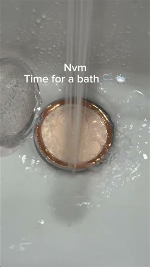 This Setting Powder Refuses to Move Under Water