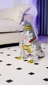 🤖Grimlock, the ultimate ally for your transforming adventures! 👑 Immerse yourself in a world of limitless possibilities with this incredible robot.🚀 | Robosen_Official