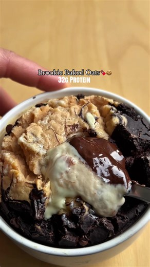 Because yes, it is possible to have cake for breakfast and still be healthy😎 50g oat flour* 30g vanilla vegan protein powder* (essential, otherwise oats will be dry) 10g cocoa powder* 1/2 tsp baking powder 1 small piece of dark chocolate, 1 small piece white chocolate (I used sugar free) 150ml of milk or water All ingredients with a *are from @Prozis_official FITFOODIEJULES will give you a big discount and support me content !) Preheat oven to 180° (350F) Mix oats, protein, baking powder, and m